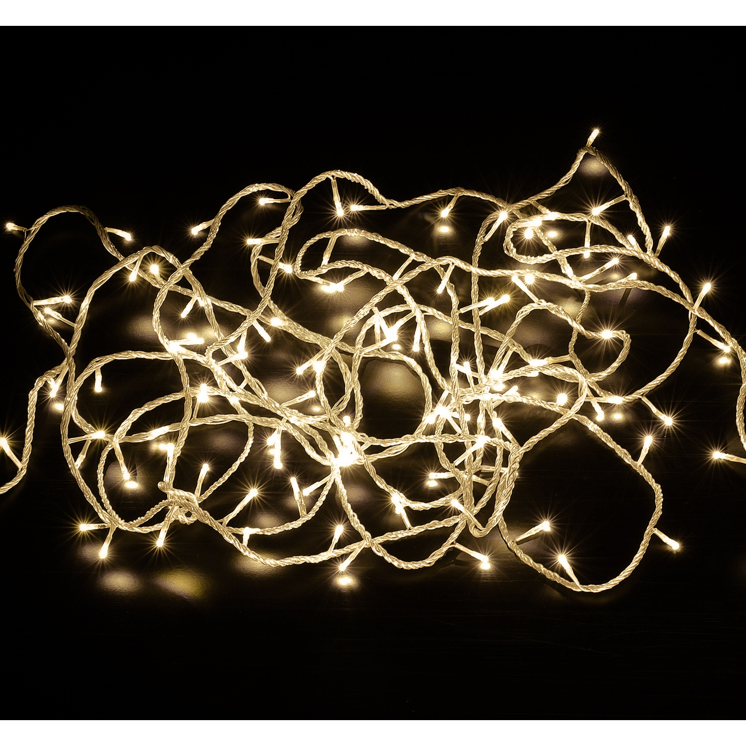 Catena di luci su sfondo nero. Luci bianche calde intrecciate.