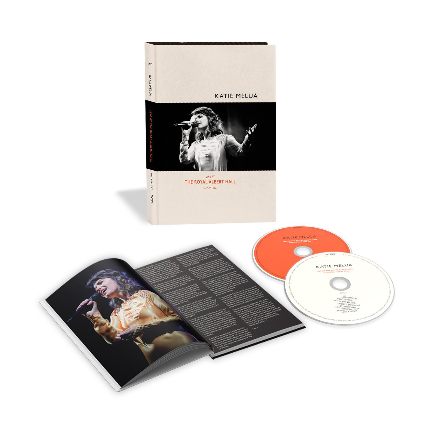 Buch und CDs. Buch zeigt eine singende Frau. CDs sind orange und weiß. Weißer Hintergrund.