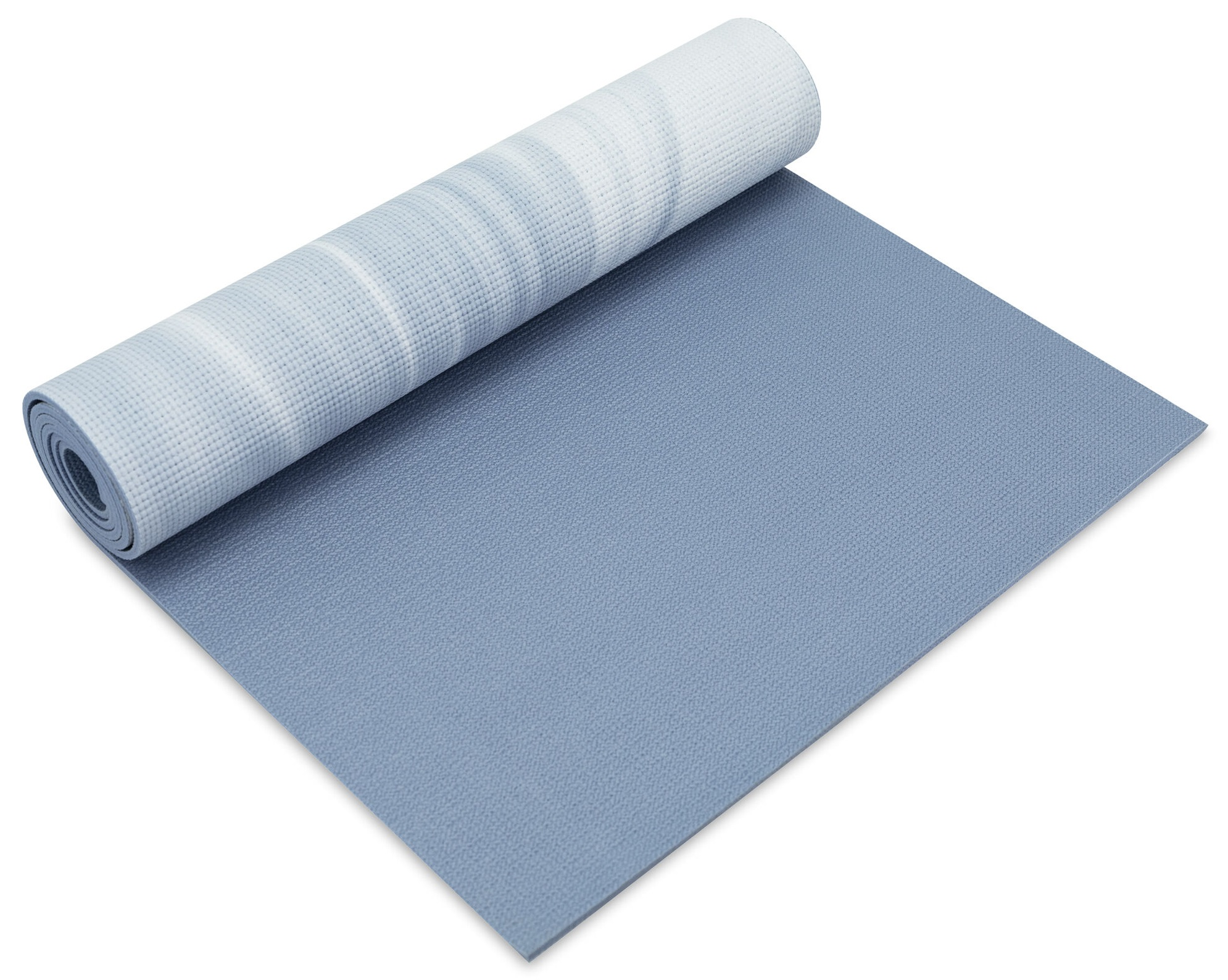 Niebieska mata do jogi zwinięta na niebieskiej powierzchni. Zwinięta część ma wzór w paski.