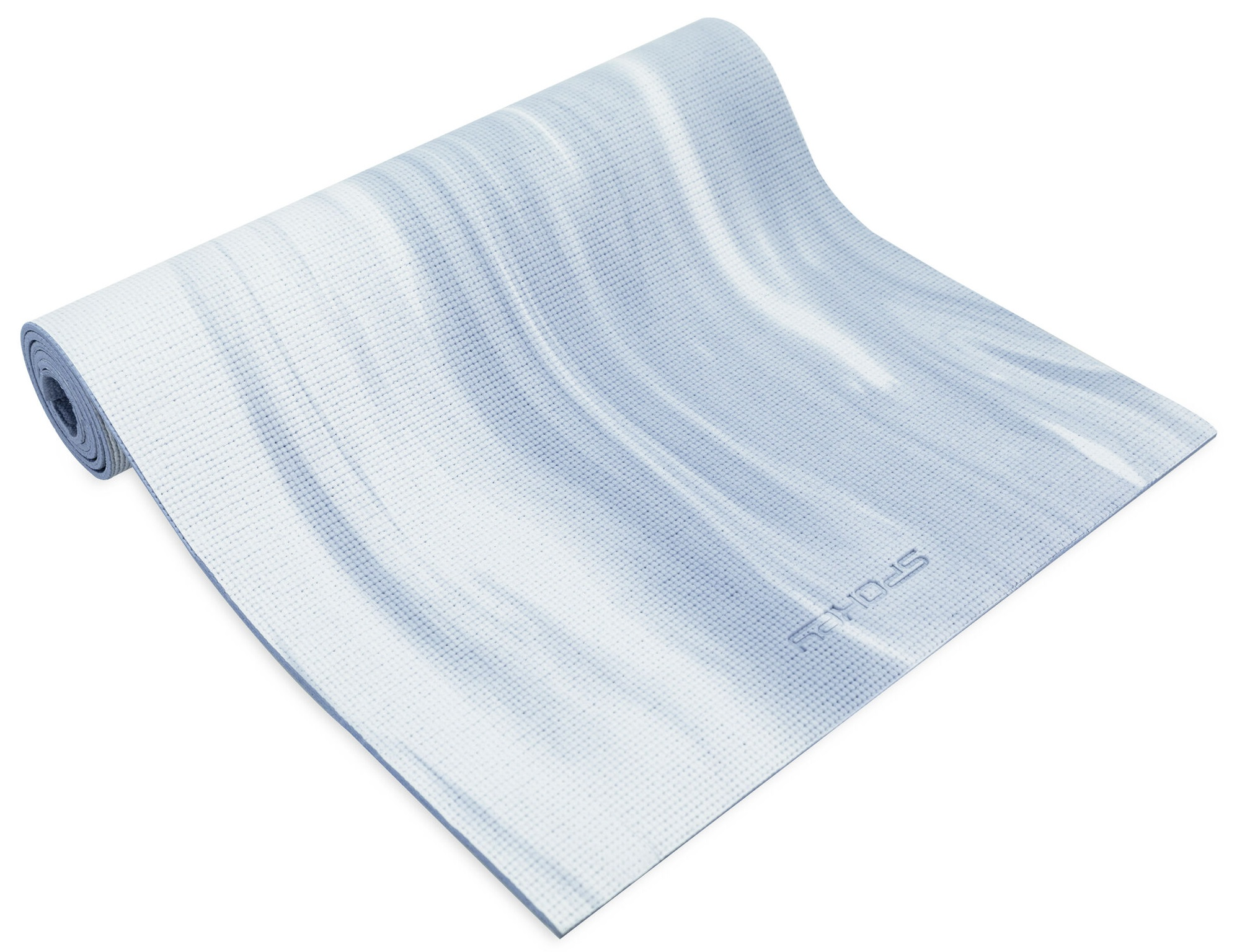 Zwinięta mata do jogi, niebiesko-biały wzór, na białym tle.