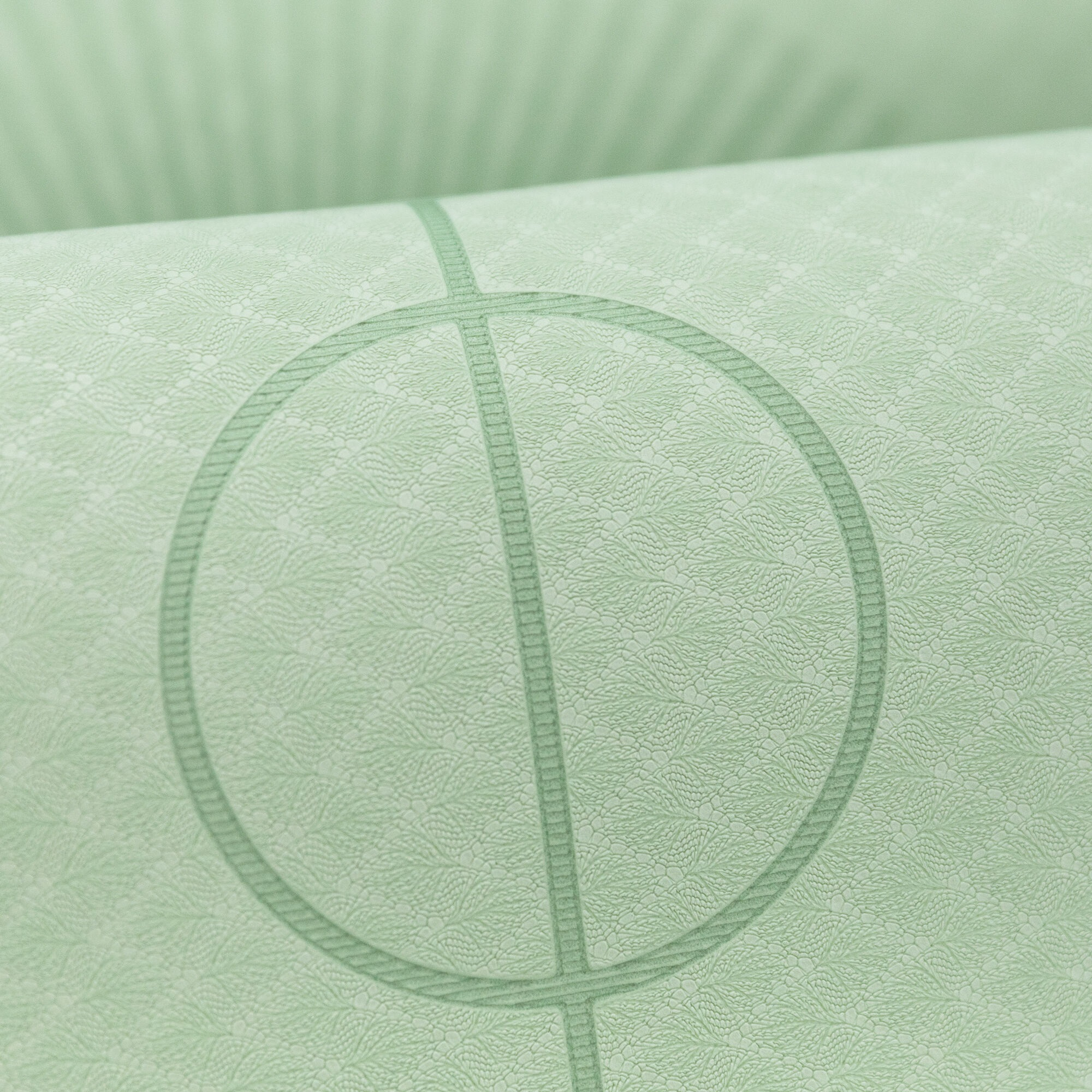 Zbliżenie boku laptopa pokazujące porty: MagSafe, Thunderbolt 5, Gniazdo słuchawkowe, SDXC, HDMI.