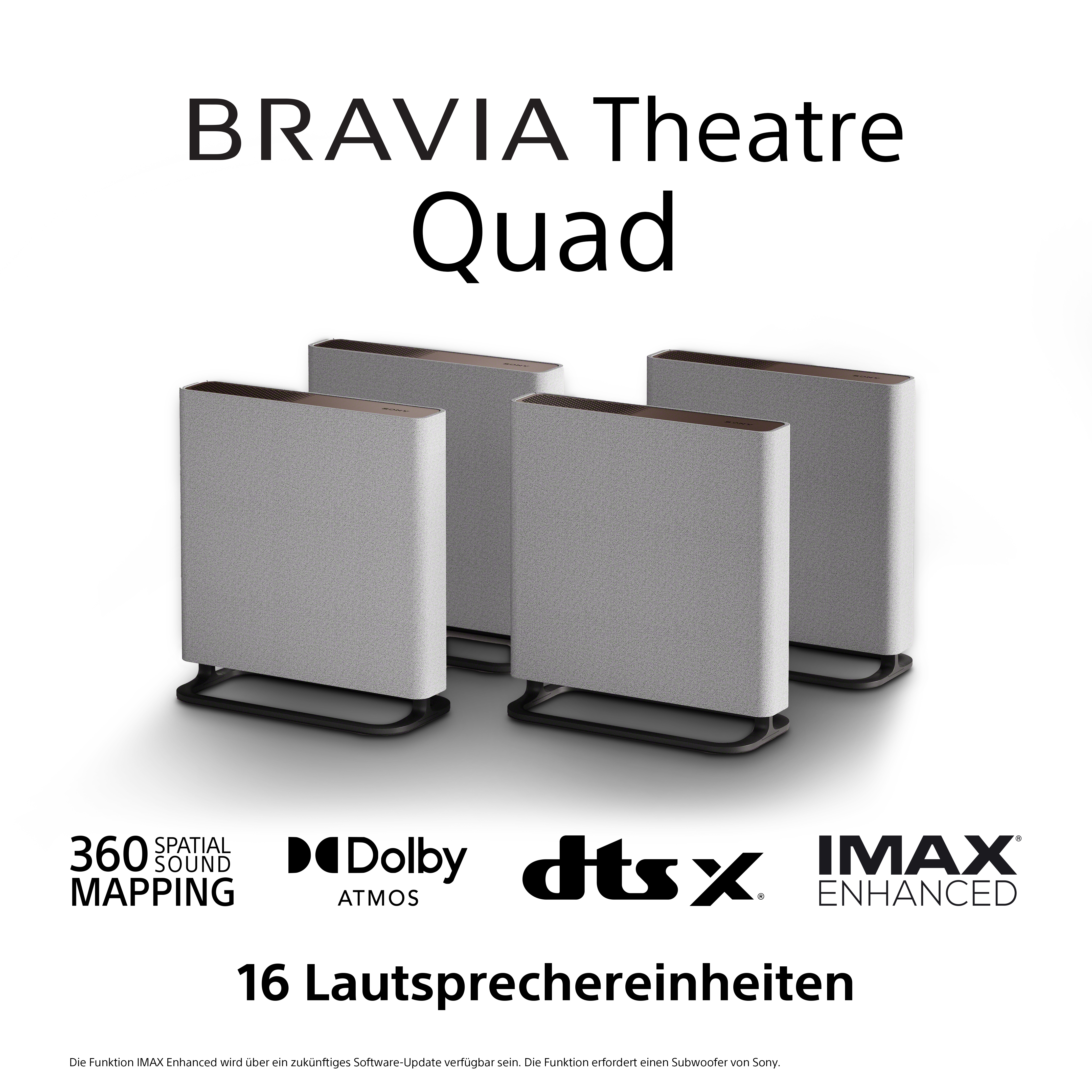 Vier graue Lautsprecher auf schwarzen Ständern. Text: BRAVIA Theatre Quad, Dolby Atmos, DTS:X, IMAX Enhanced.
