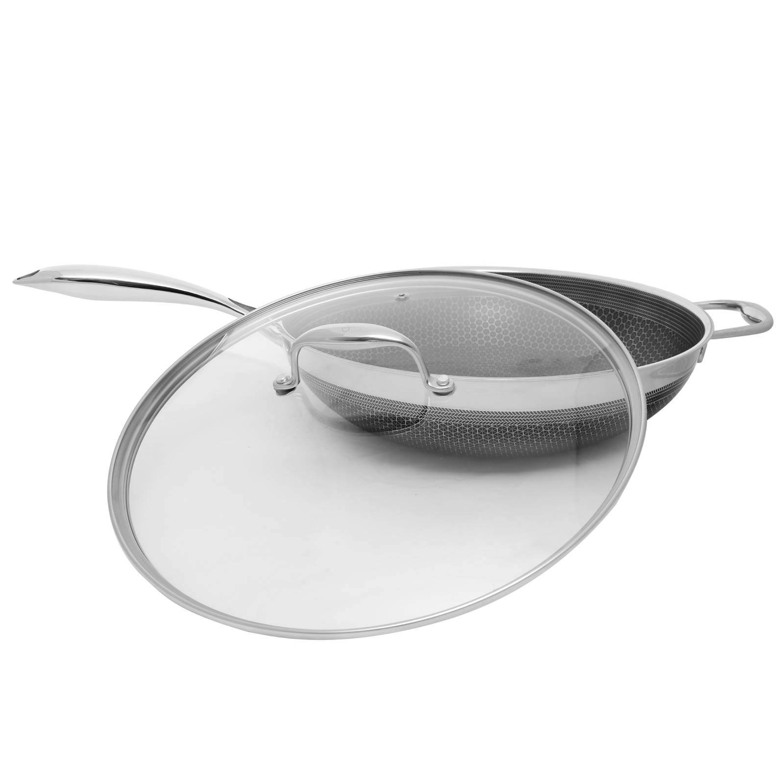 Patelnia wok ze stali nierdzewnej ze szklaną pokrywką, otwarta, na białym tle, z uchwytem.