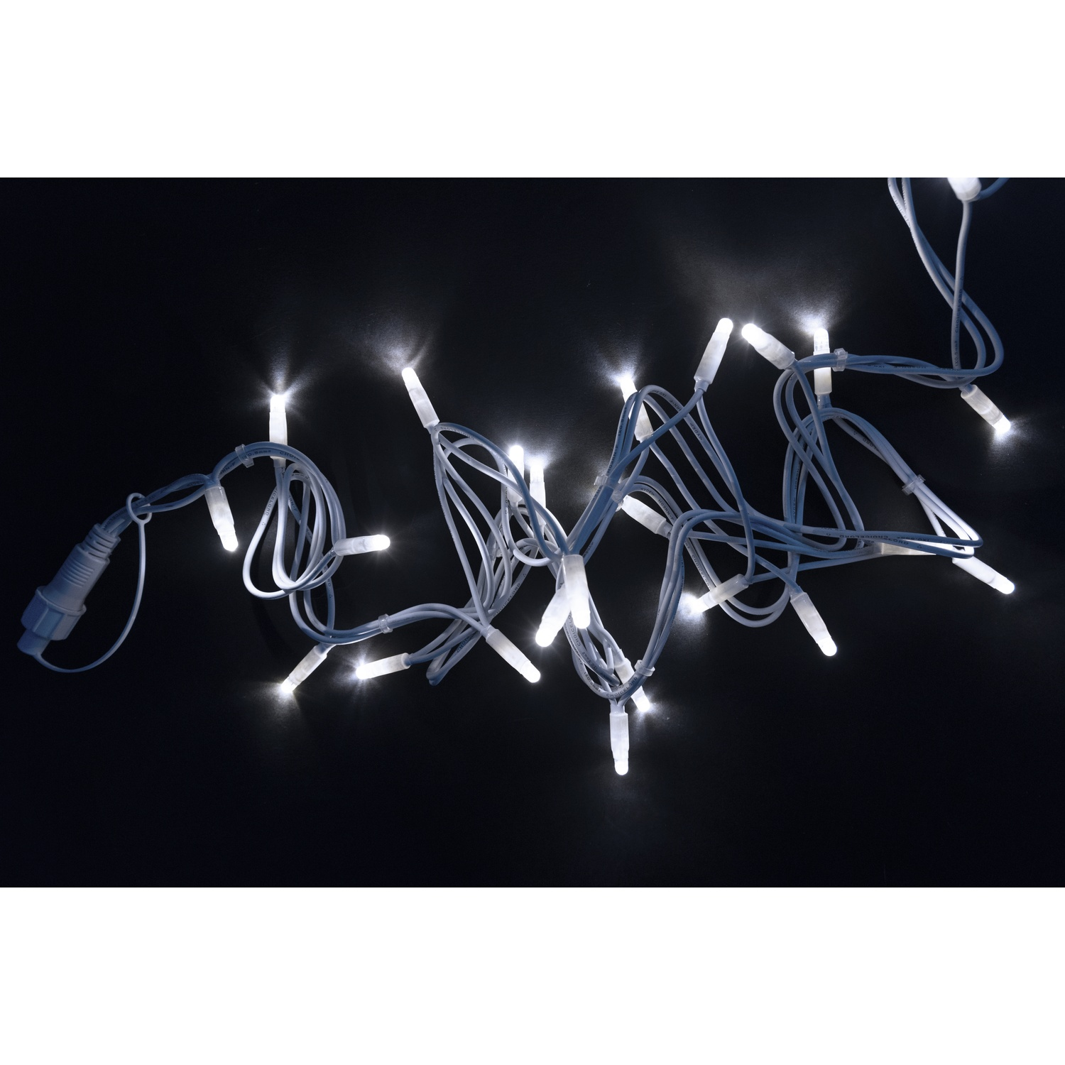 Una fila di luci LED bianche su sfondo nero. Le luci sono collegate da un filo bianco.