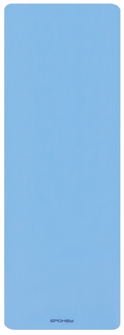 Jasnoniebieska mata do jogi, z pionowymi żłobieniami i logo 'Spokey' na dole.