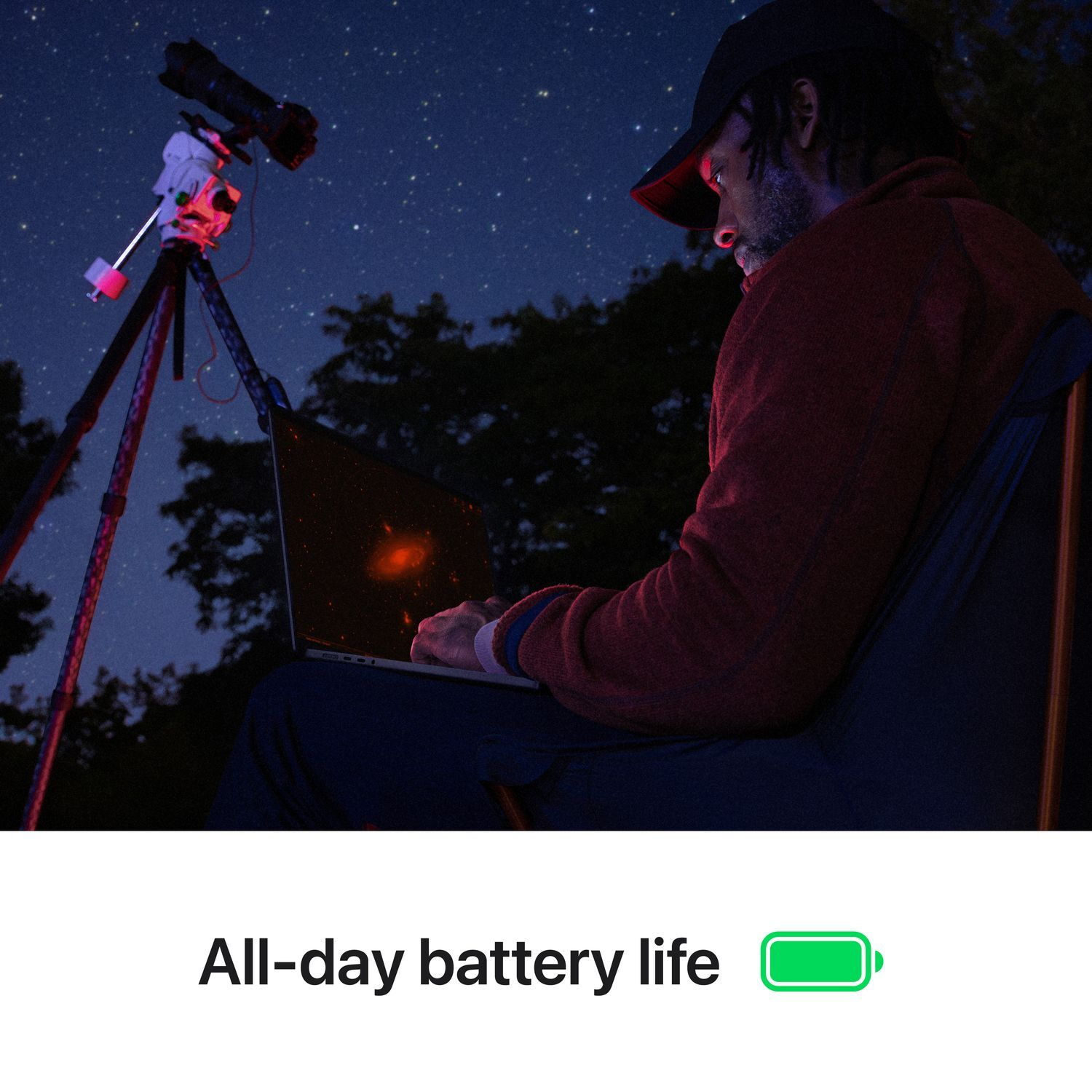 Homme utilisant un ordinateur portable la nuit, en extérieur. Télescope à proximité.