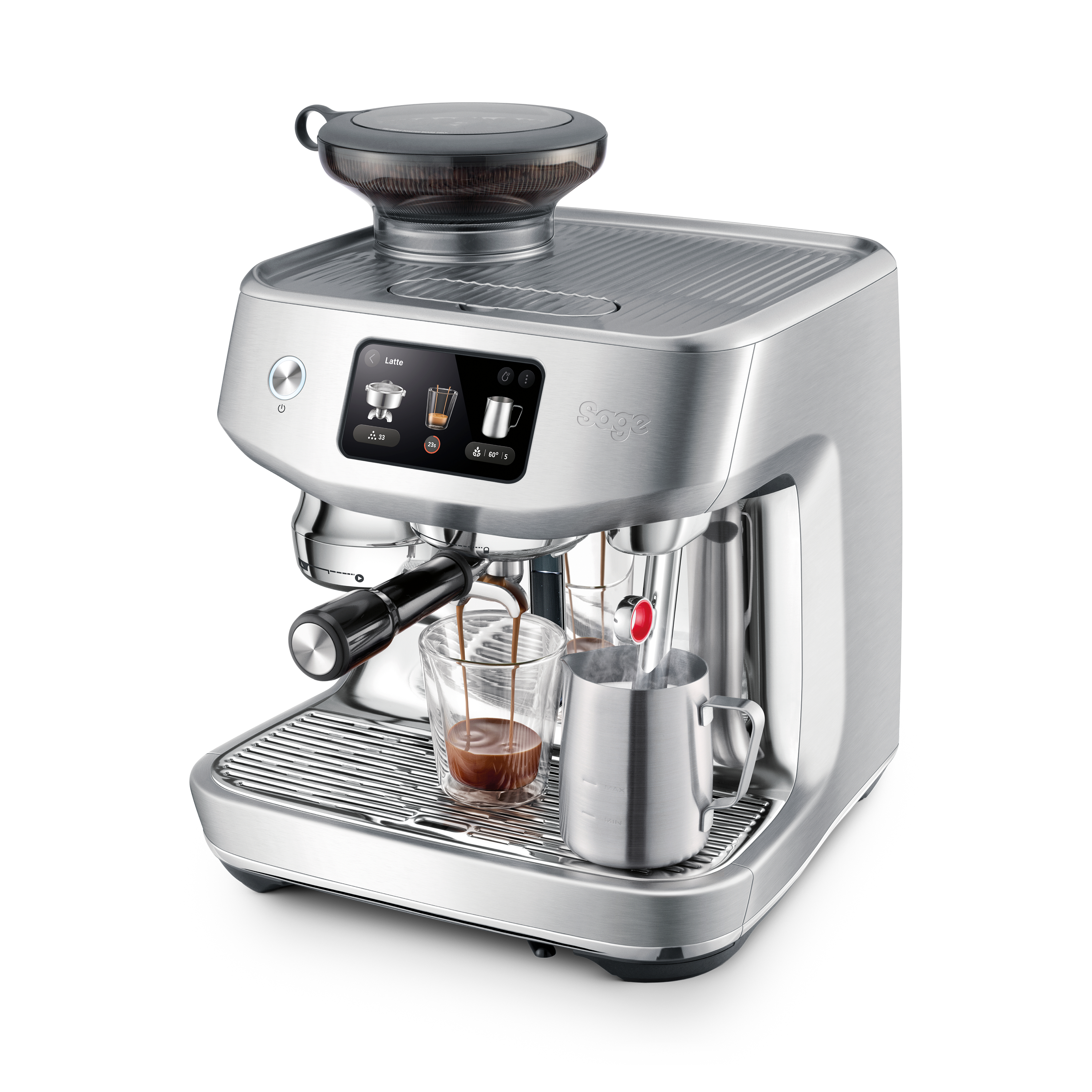 Silberne Espressomaschine mit einer Tasse Kaffee, die gegossen wird, auf weißem Hintergrund.