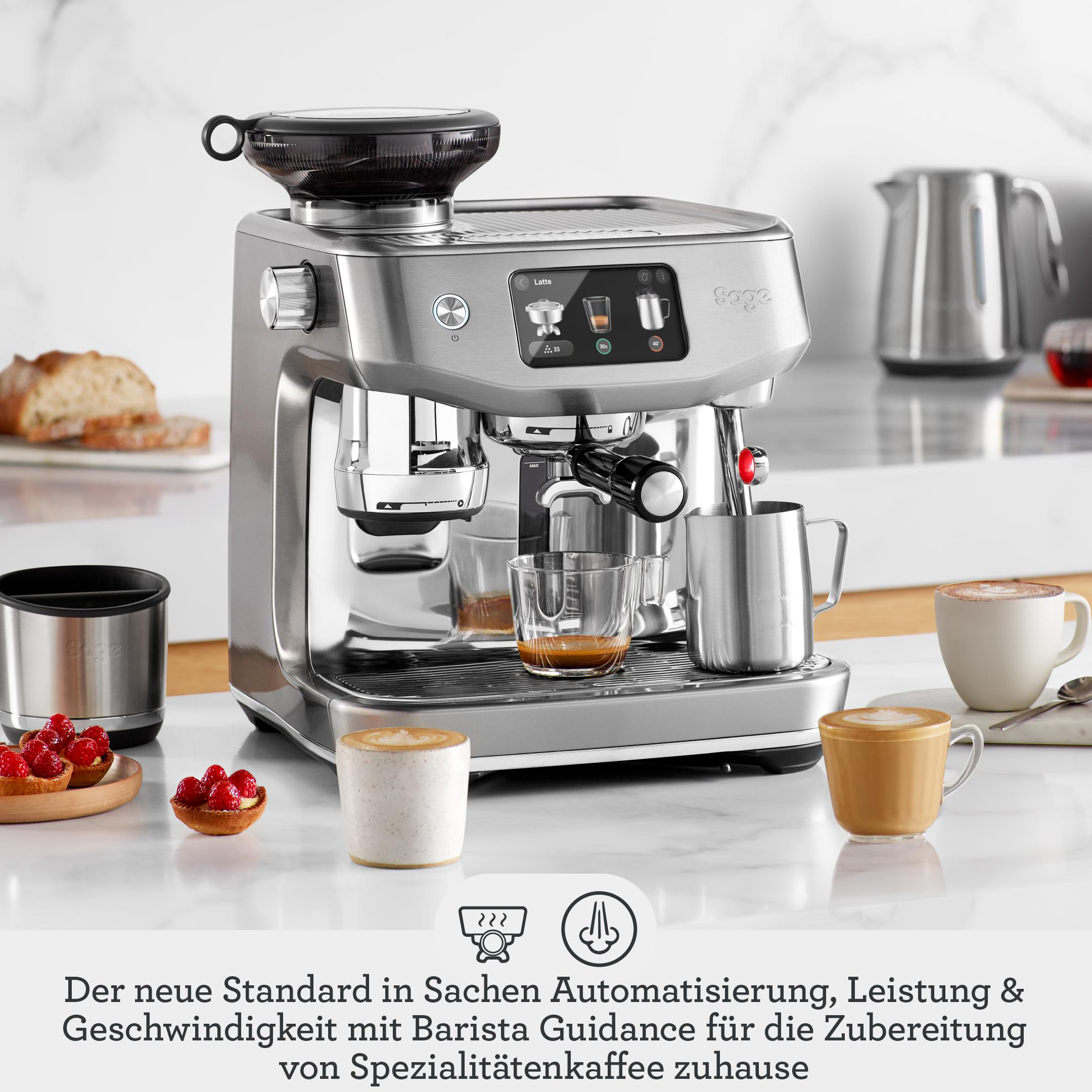 Eine silberne Sage Barista Espressomaschine mit Kaffeetassen und Zubehör.