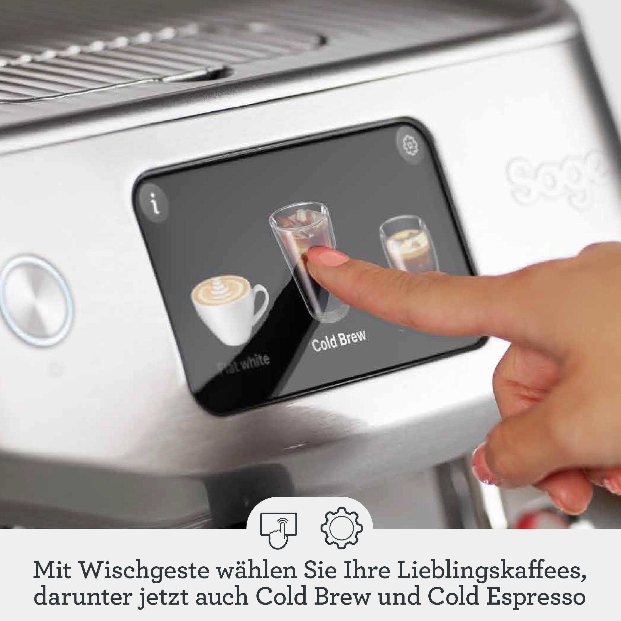 Finger berührt Cold Brew Option auf dem Touchscreen einer Kaffeemaschine.