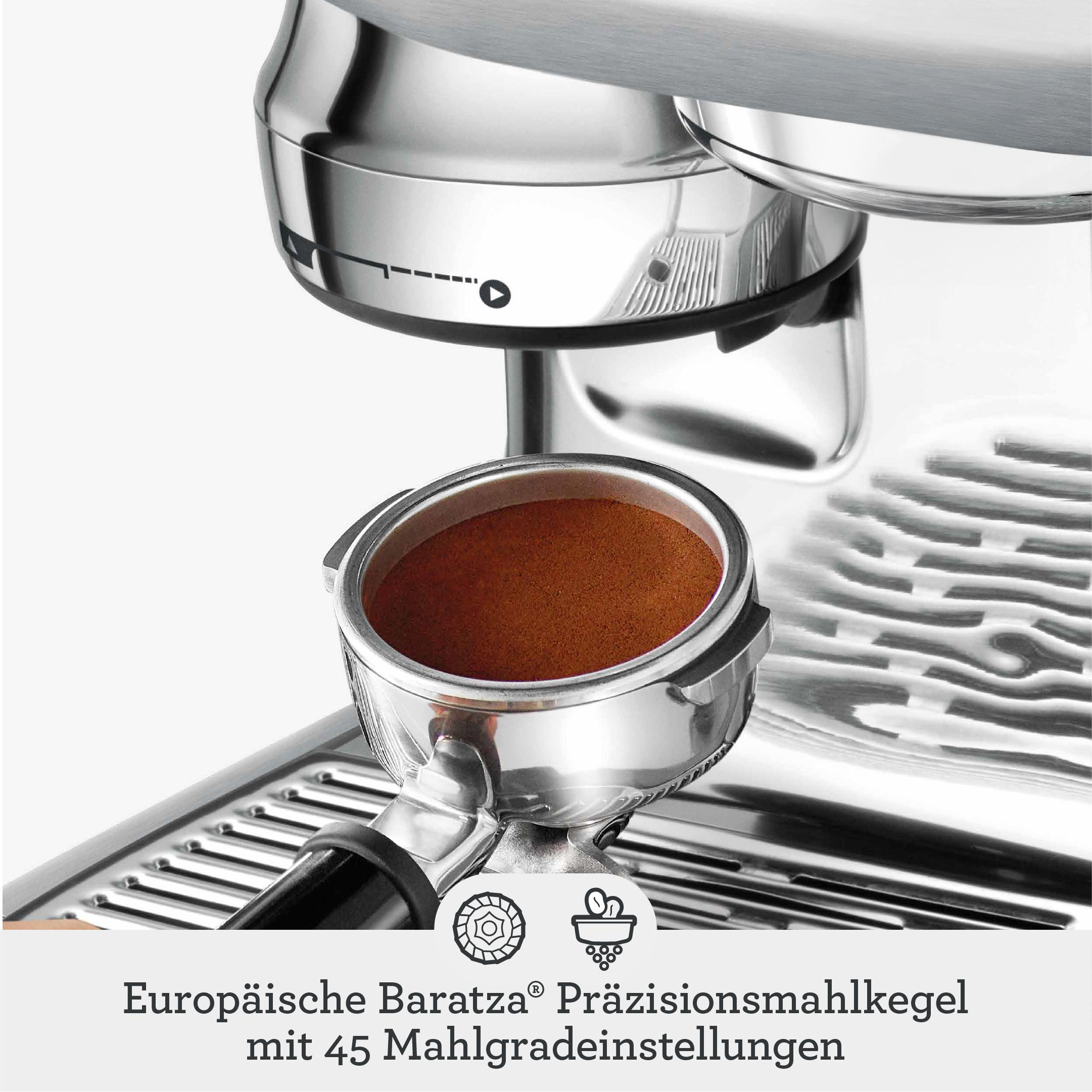 Espressomaschine. Siebträger mit Kaffeepulver, silberne Maschinenteile.
