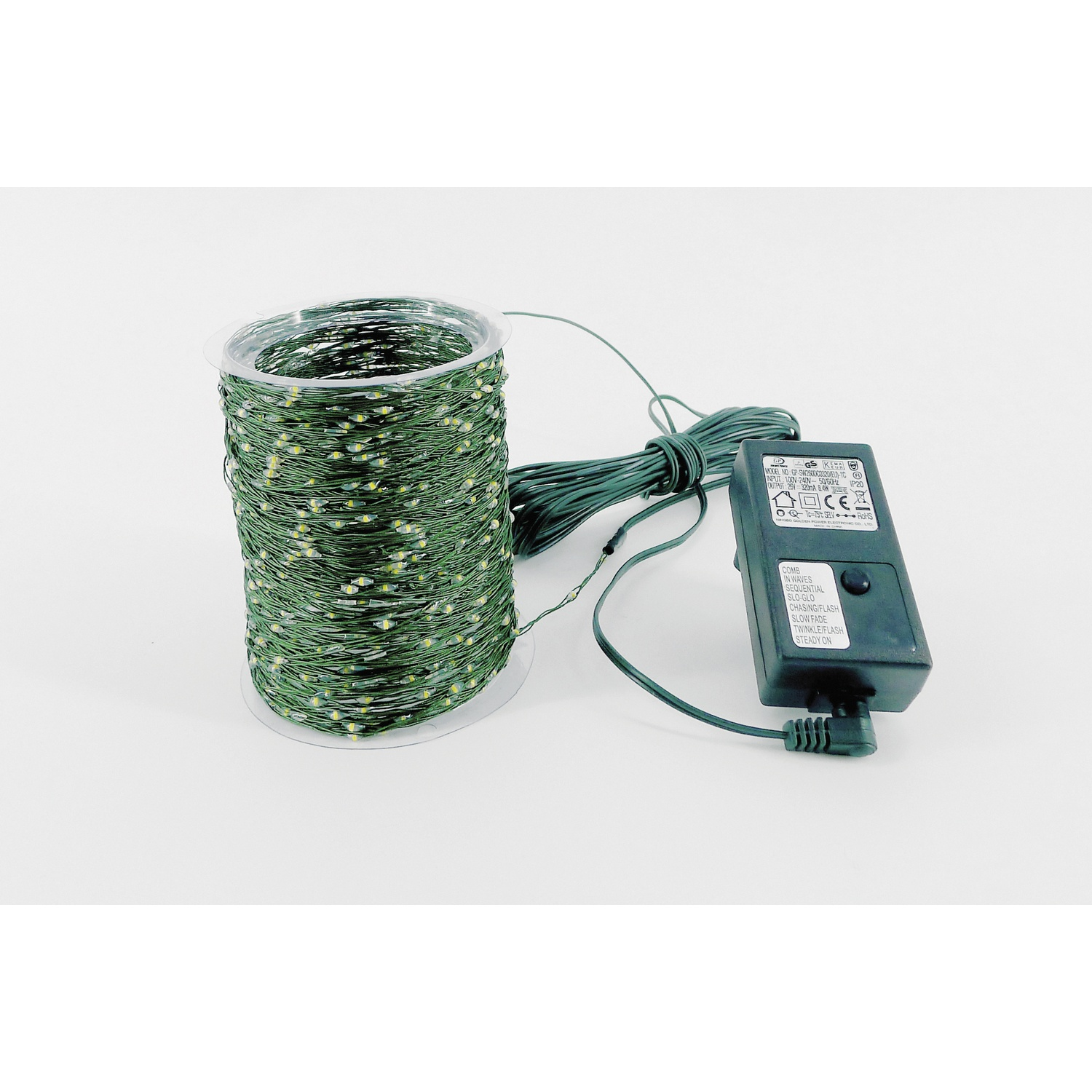 Un rotolo di filo verde con luci e un adattatore di alimentazione nero.