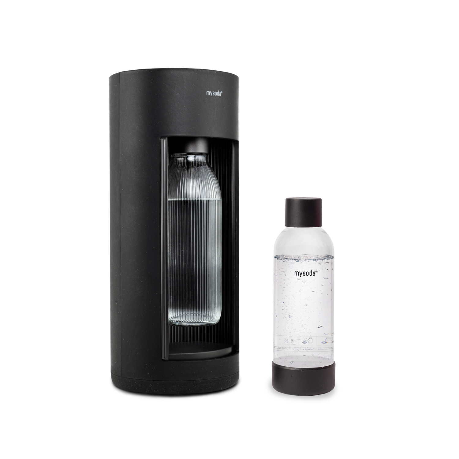 Zwarte mysoda frisdrankmachine met twee flessen. Eén fles zit in de machine, de andere ernaast.