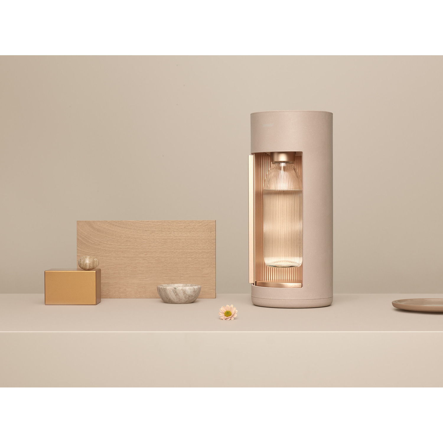 Distributeur d'eau moderne avec un récipient en verre. Palette de couleurs beige, avec bois et marbre.