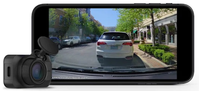 Kamera na desce rozdzielczej nagrywająca scenę uliczną.