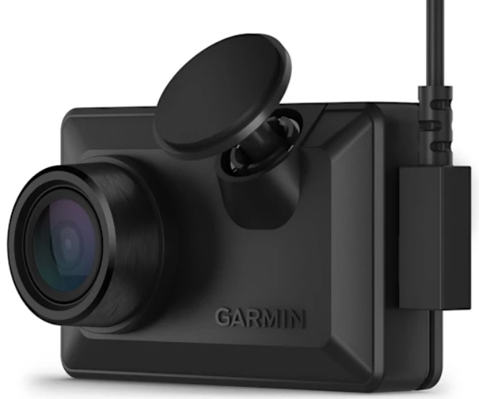 Czarna kamera samochodowa Garmin z obiektywem, osłoną i kablem zasilającym. Widoczne jest logo Garmin aparatu.