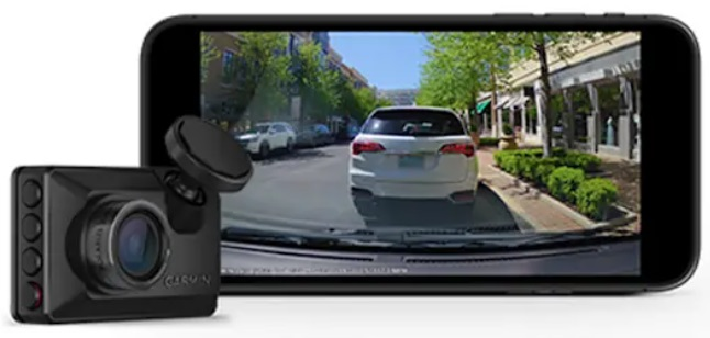 Kamera samochodowa i telefon pokazujące widok ulicy z samochodami i budynkami.