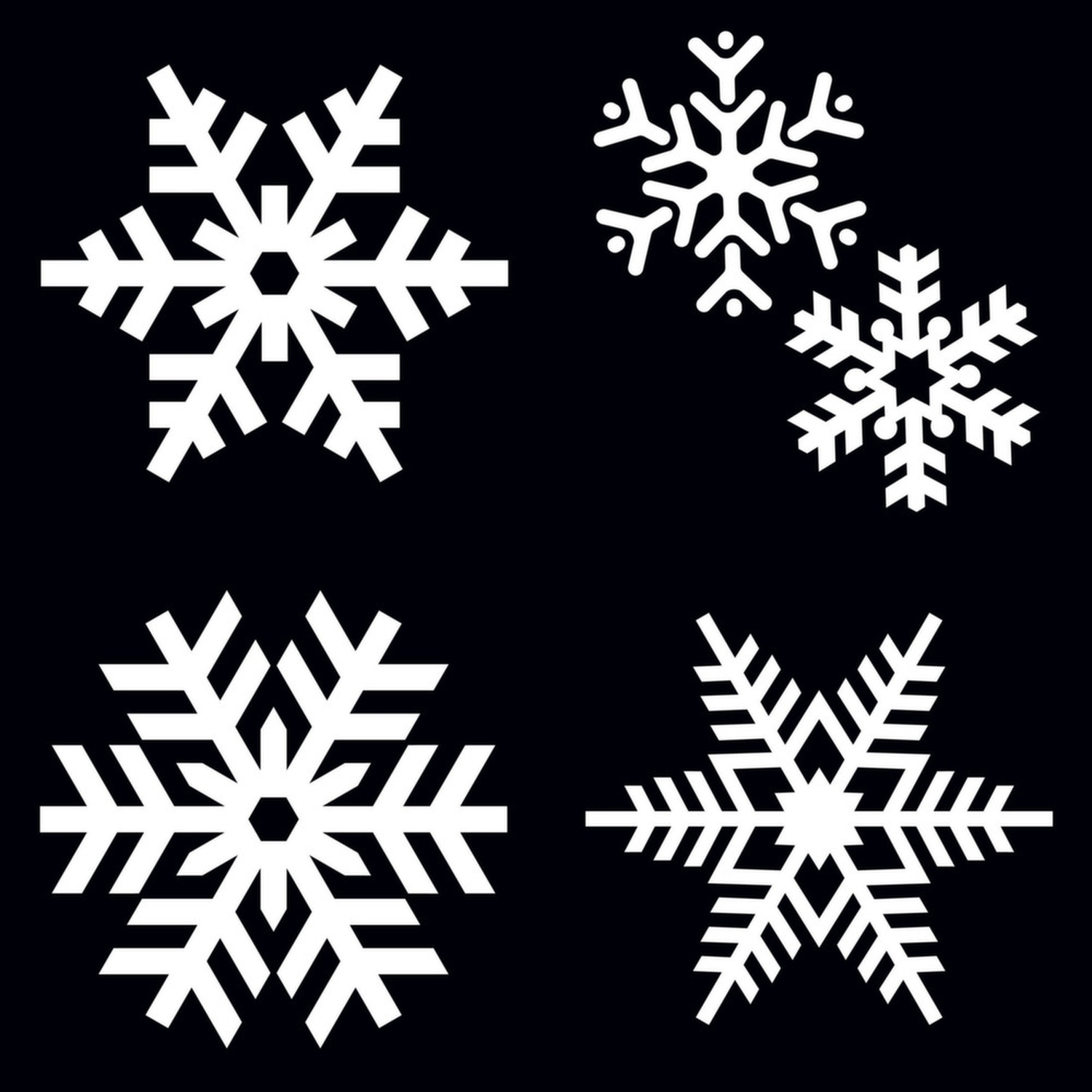 Quattro fiocchi di neve bianchi su sfondo nero, ognuno con un design diverso e intricato.