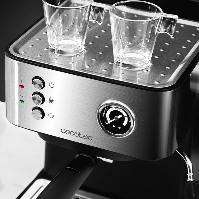Egy Cecotec eszpresszó gép közelképe üvegpoharakkal, gombokkal és egy mérővel.
