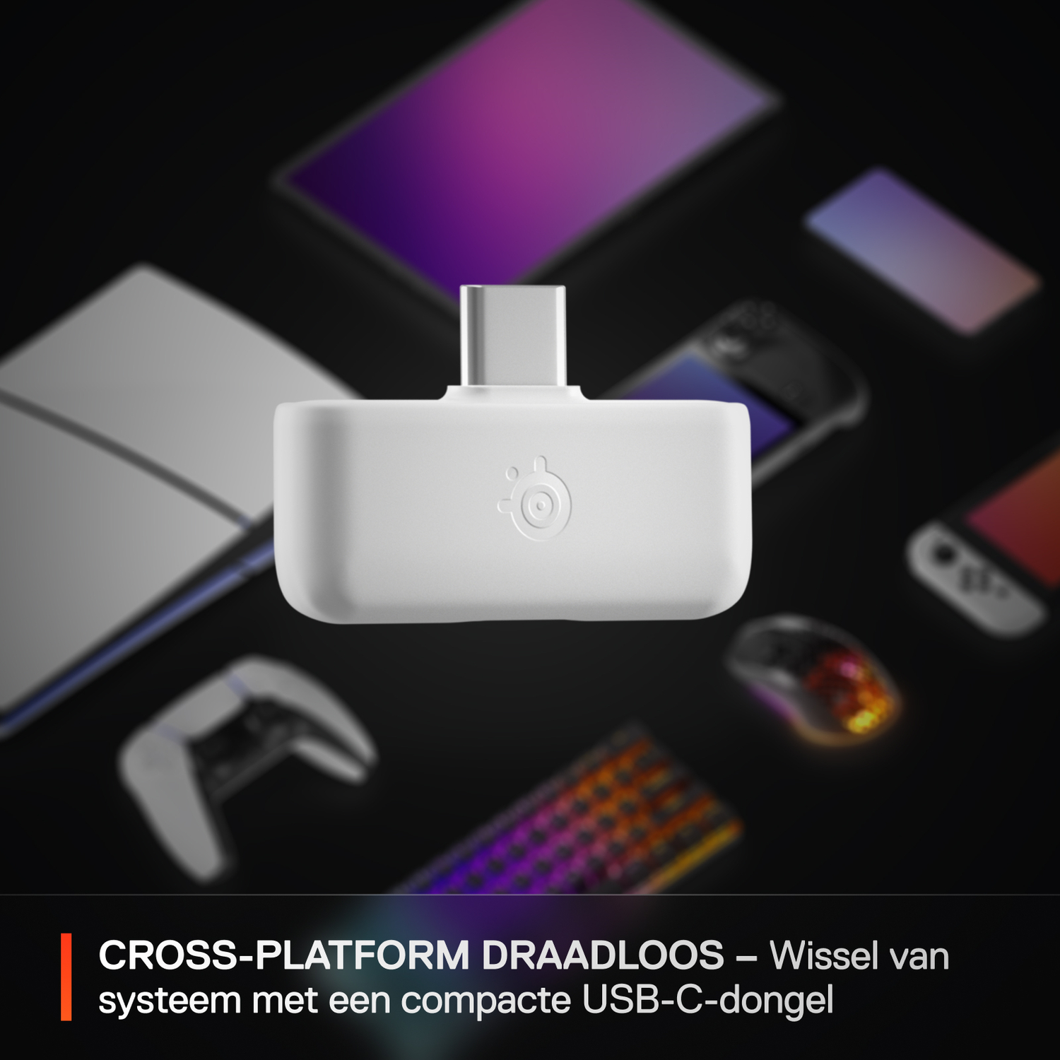 Een witte USB-C-dongle voor draadloze verbinding wordt getoond. Het is omringd door gaming accessoires op zwarte achtergrond.