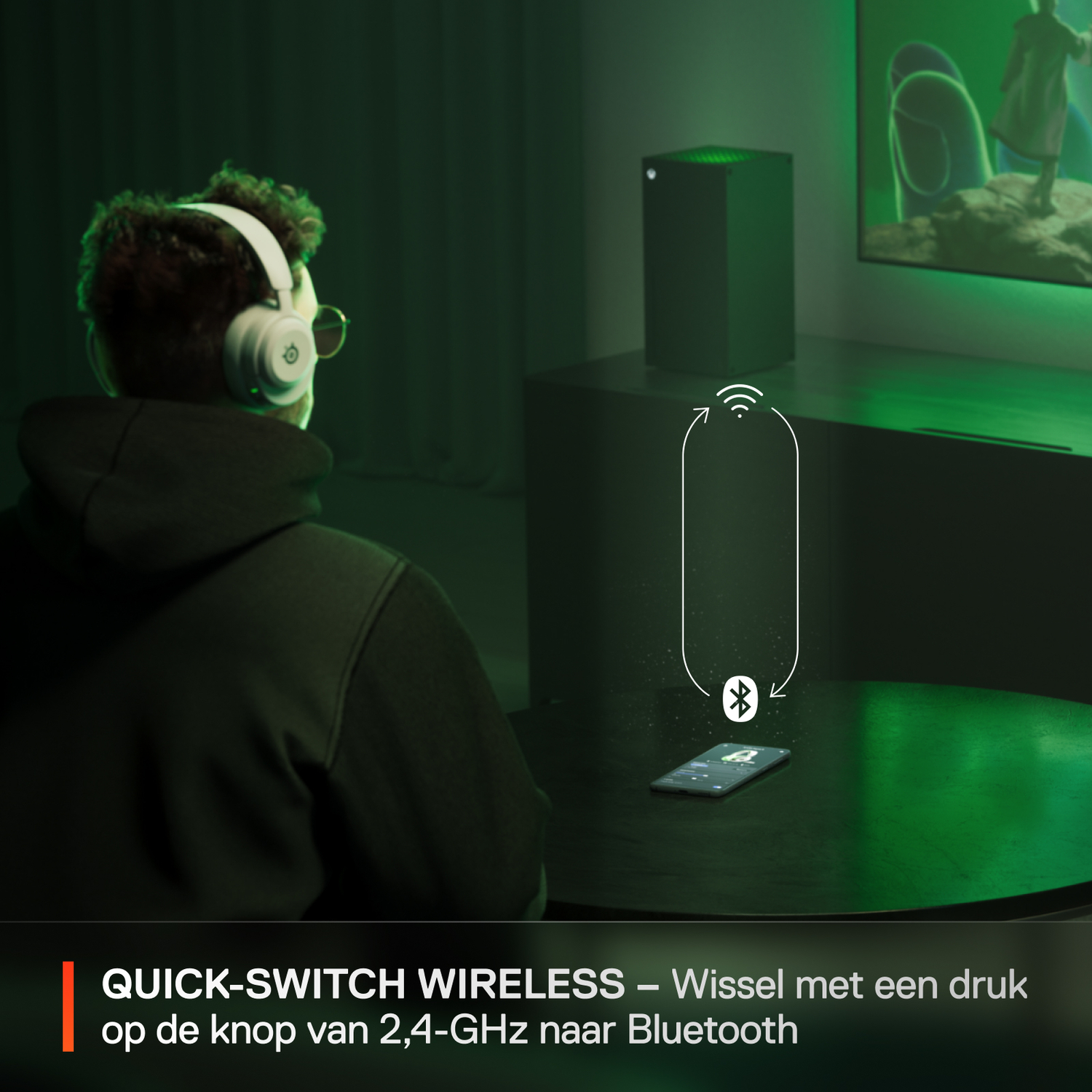Man met koptelefoon, verbonden met een telefoon. Xbox-console rechts.
