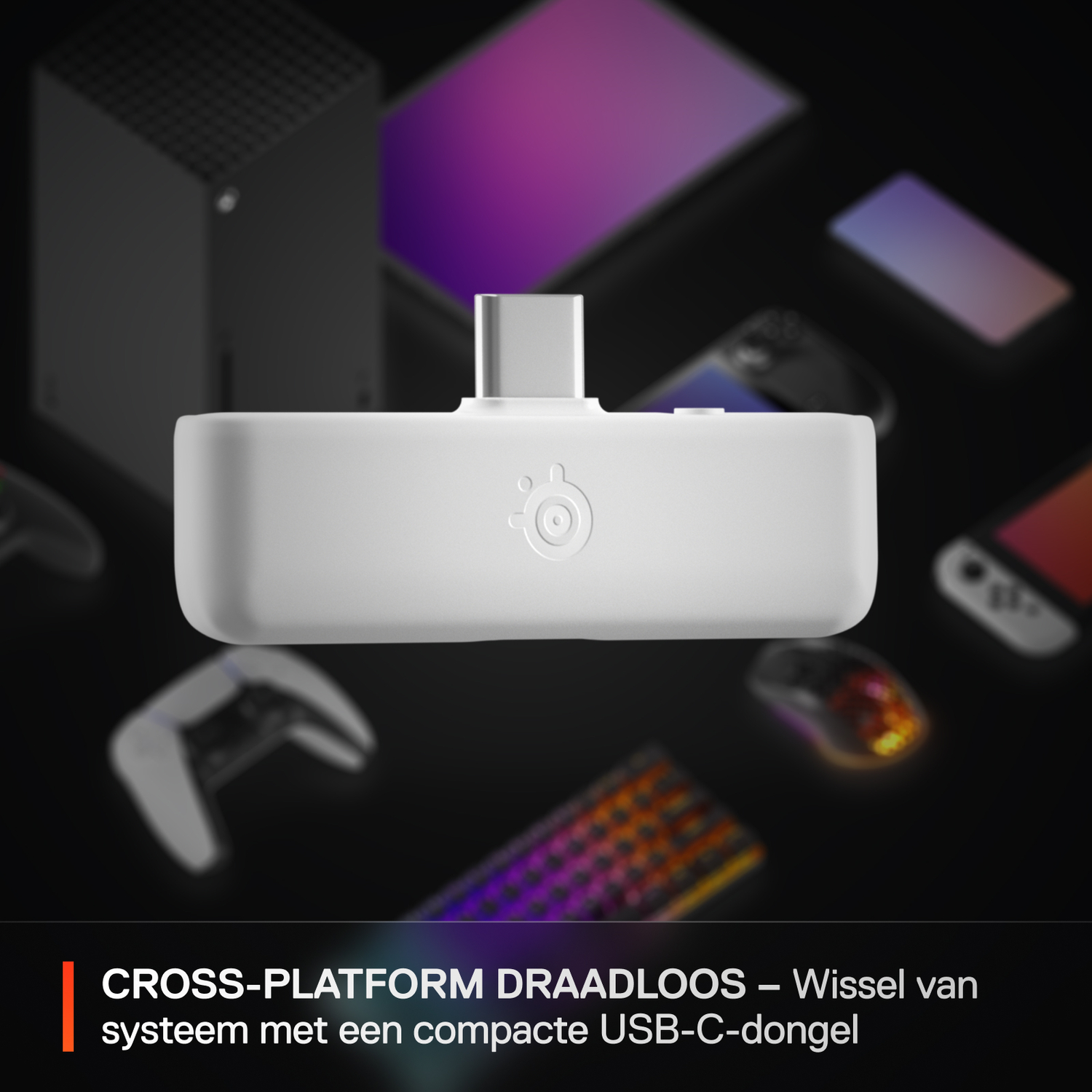 Witte USB-C-dongle omringd door gamingapparaten, donkere achtergrond.