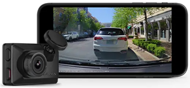 Kamera samochodowa i telefon wyświetlający widok ulicy z samochodem.
