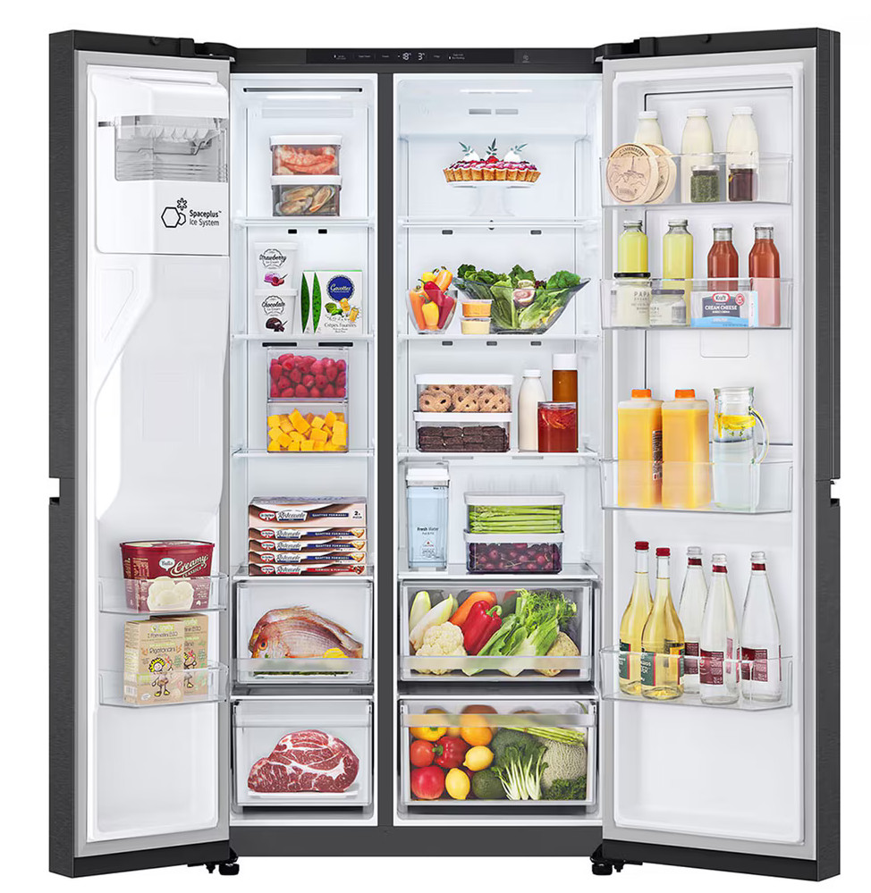 Otwarta lodówka z różnymi produktami spożywczymi, w tym owocami, warzywami i napojami.