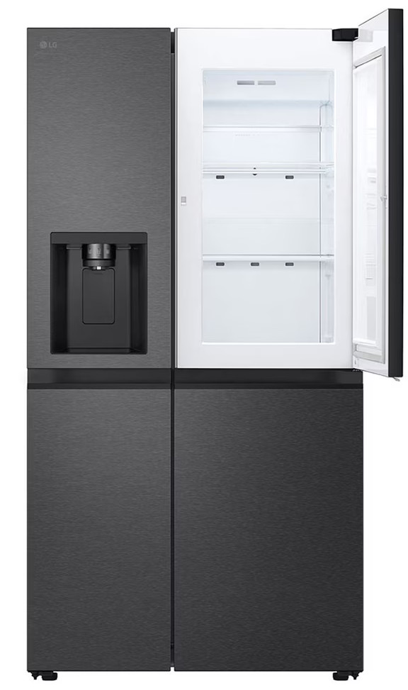 Lodówka LG side-by-side, ciemnoszara, z otwartymi drzwiami odsłaniającymi półki, dozownik i kostkarkę.