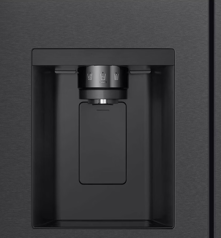 Zbliżenie dozownika wody i lodu w lodówce, czarny z przyciskiem wyboru.