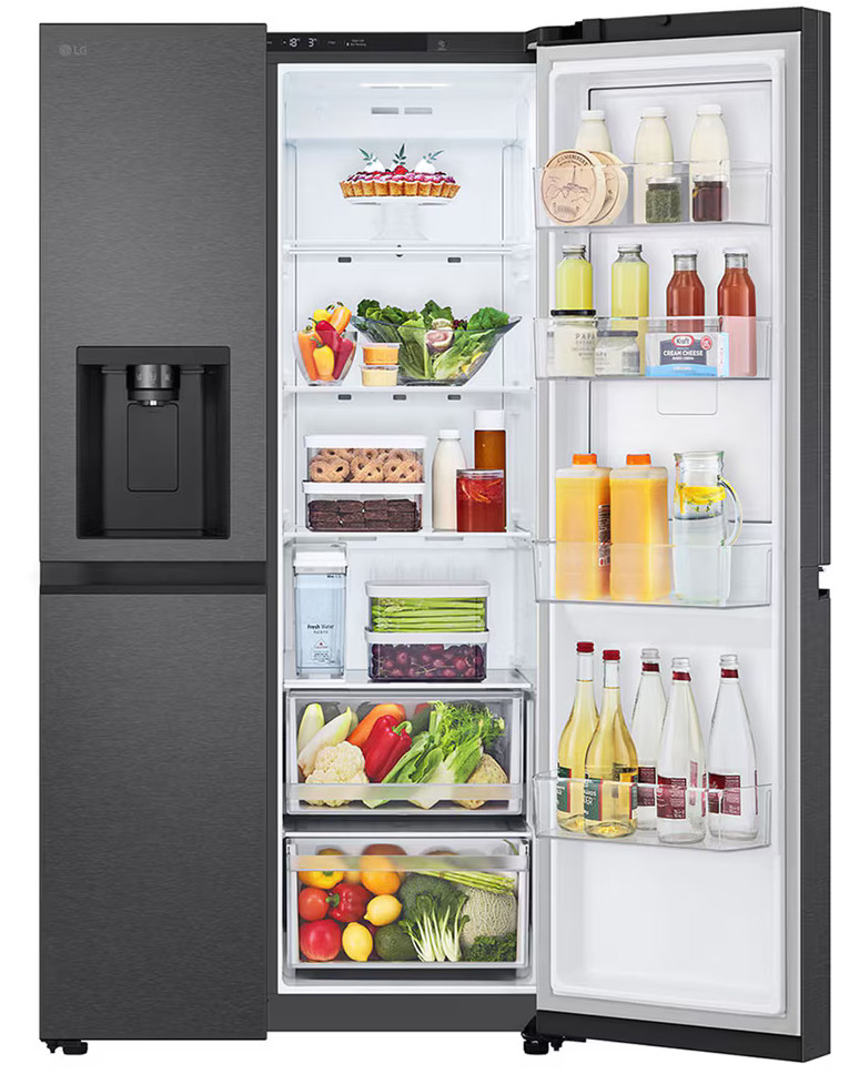 Otwarta lodówka wypełniona produktami spożywczymi: warzywami, napojami i gotowymi posiłkami.