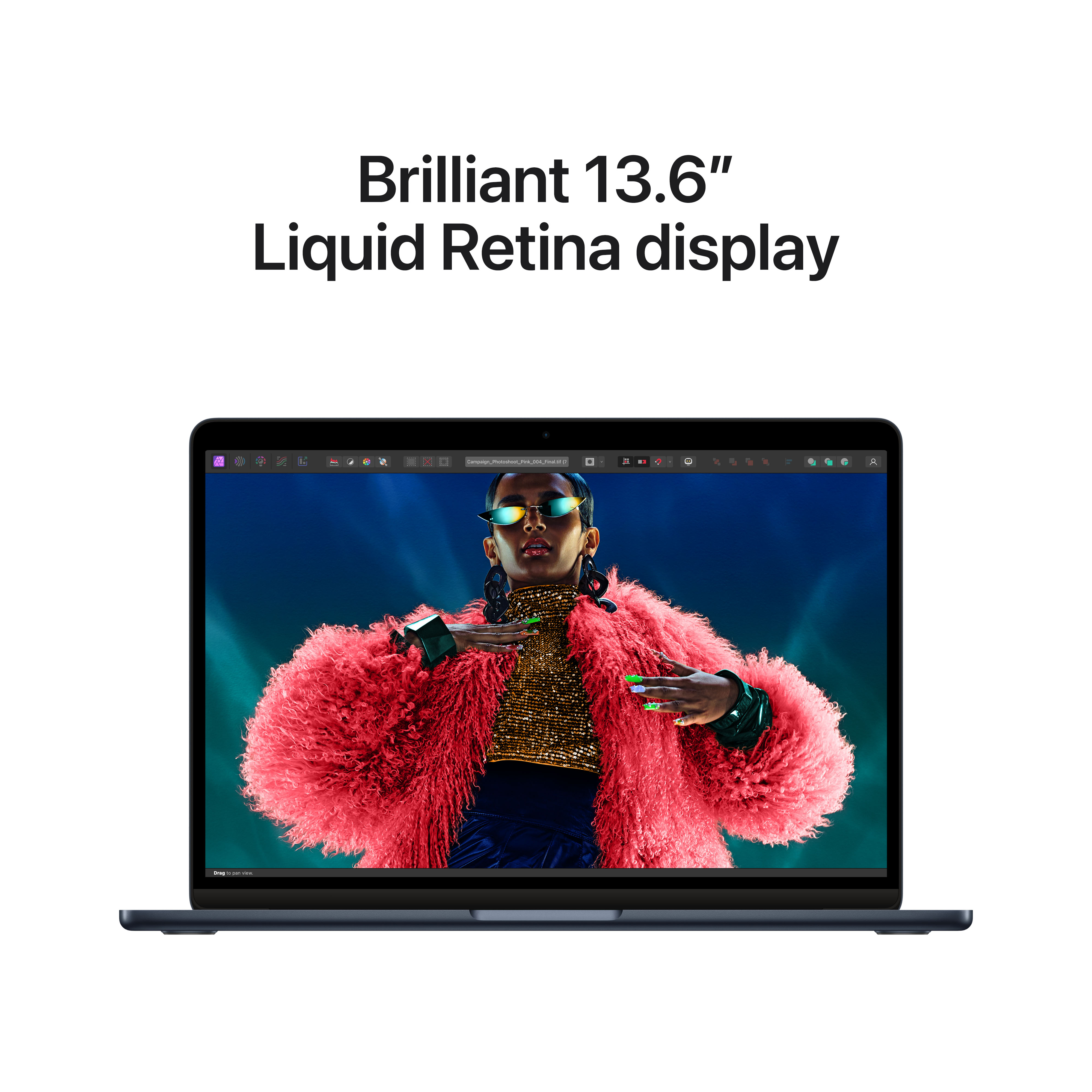 Laptop-Bildschirm zeigt Person in farbenfrohem Outfit. Text: Brillantes 13,6" Liquid Retina Display.