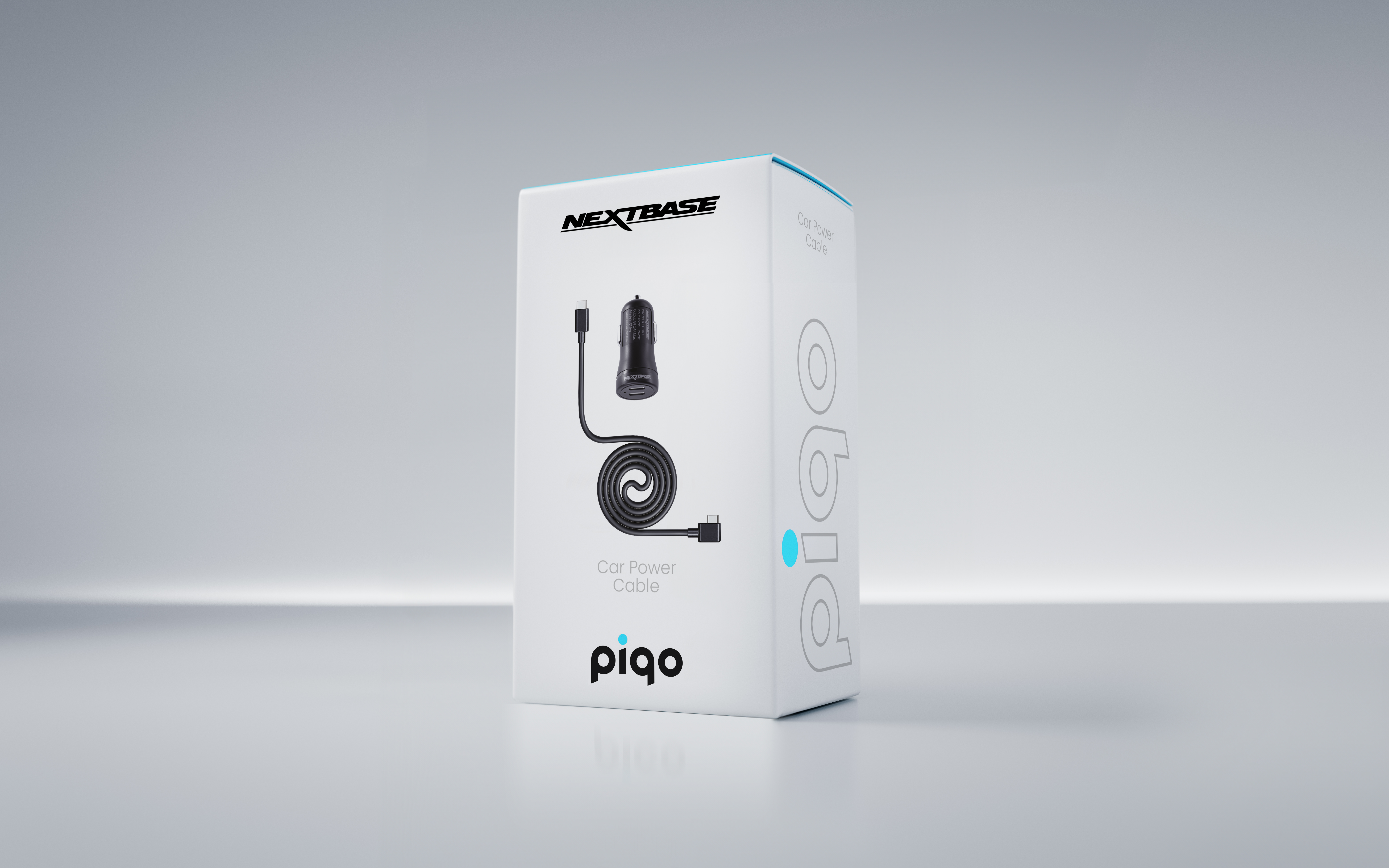 Eine weiße Box mit einem schwarzen Auto-Stromkabel und USB-C-Anschluss, mit Nextbase Logo.