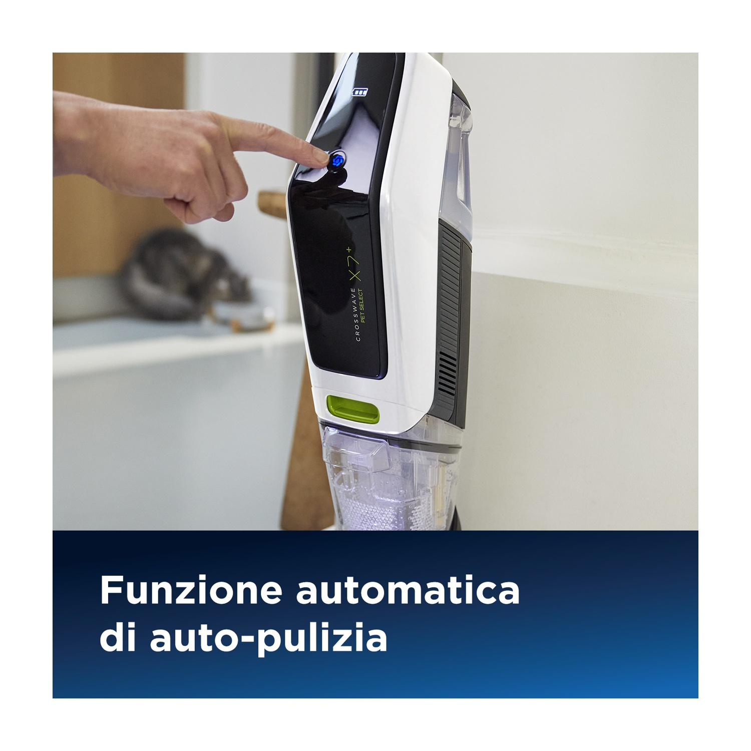 Un dito preme un pulsante su un aspirapolvere. Viene mostrato il testo 'autopulizia automatica'.