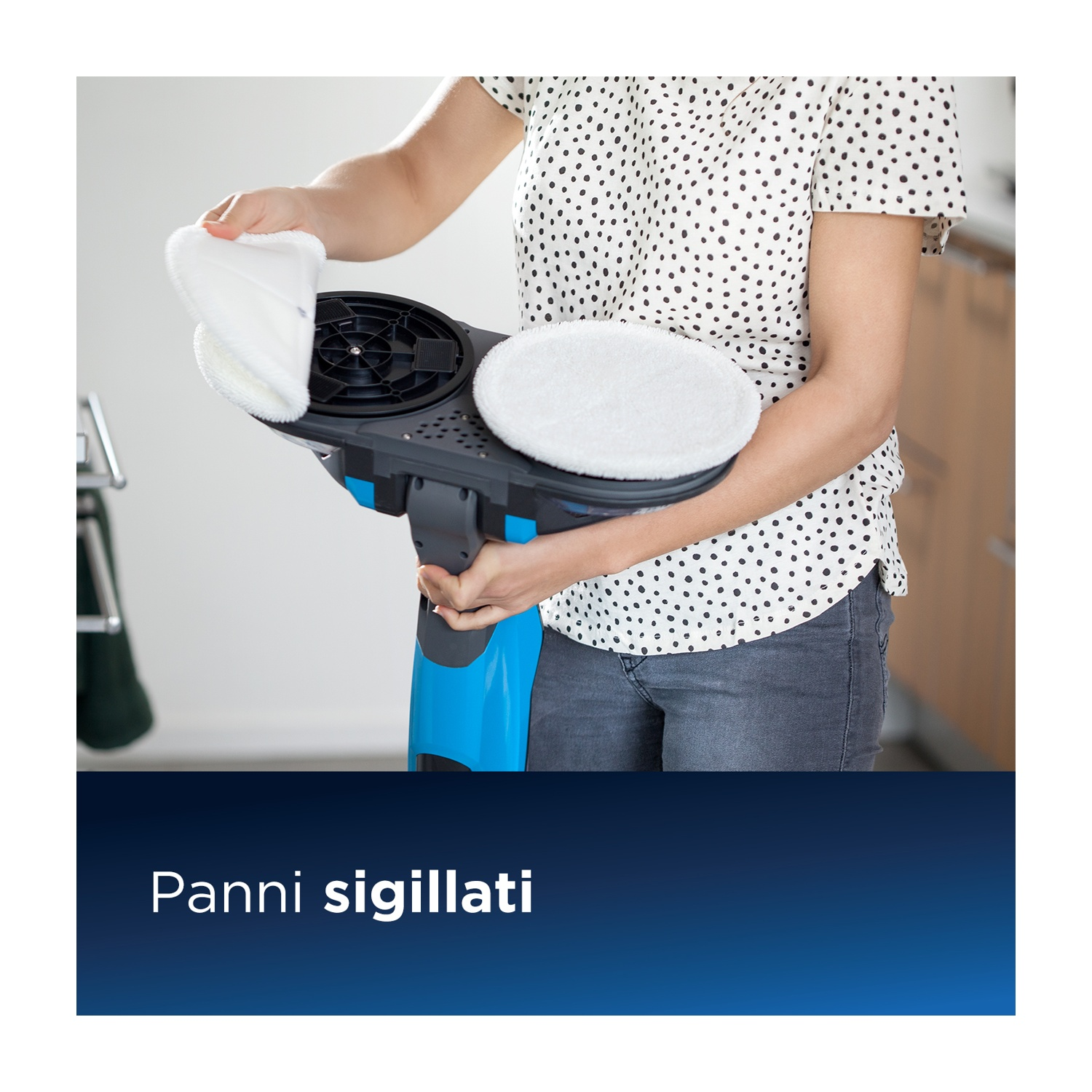 Persona che tiene una testa di mop con panni per la pulizia.