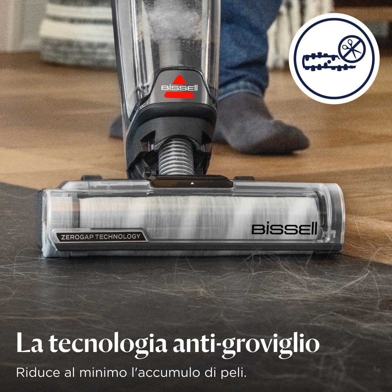 Aspirapolvere che pulisce un pavimento in legno, testo sotto.
