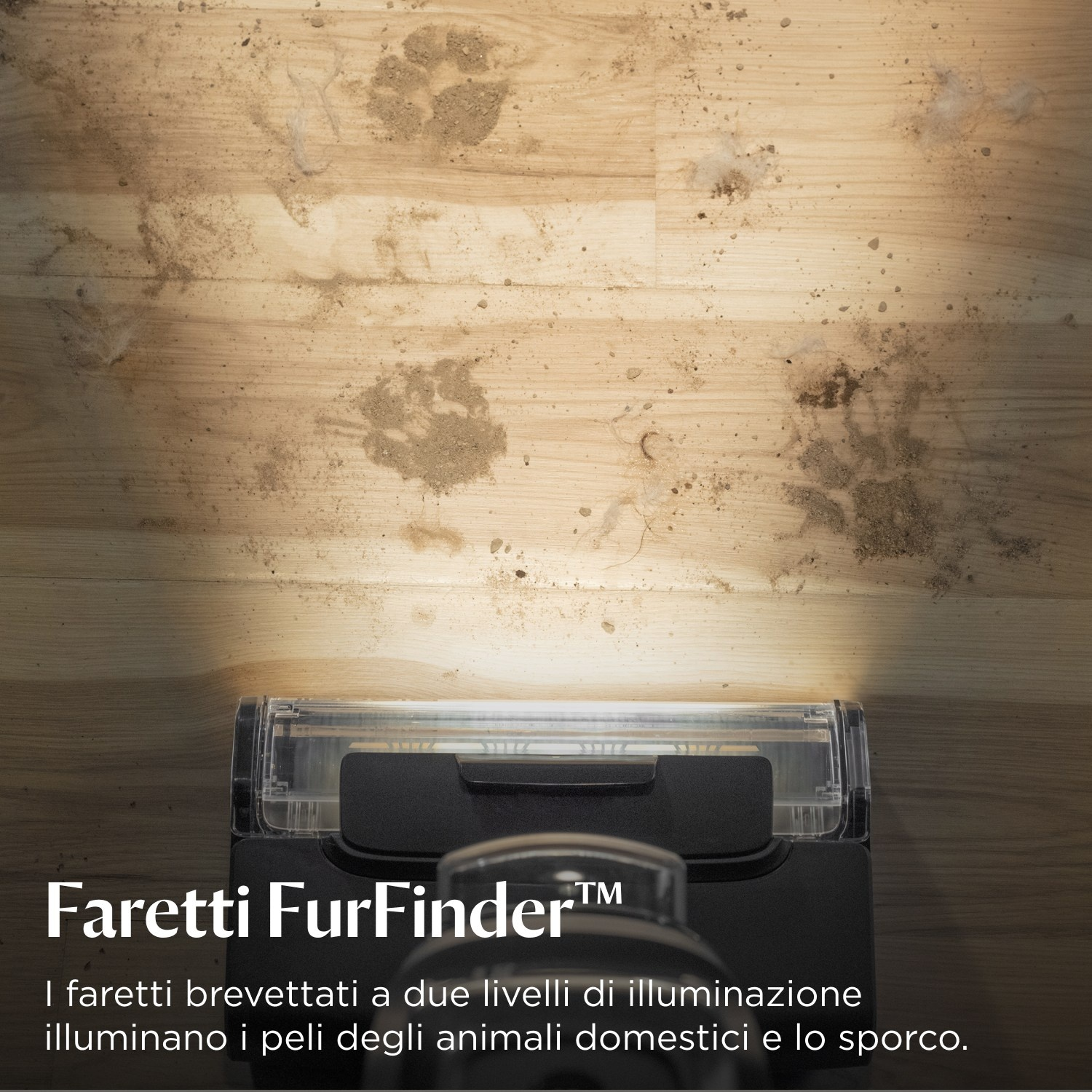 Un aspirapolvere su un pavimento in legno. La luce dell'aspirapolvere illumina il pavimento, mostrando sporco e impronte.