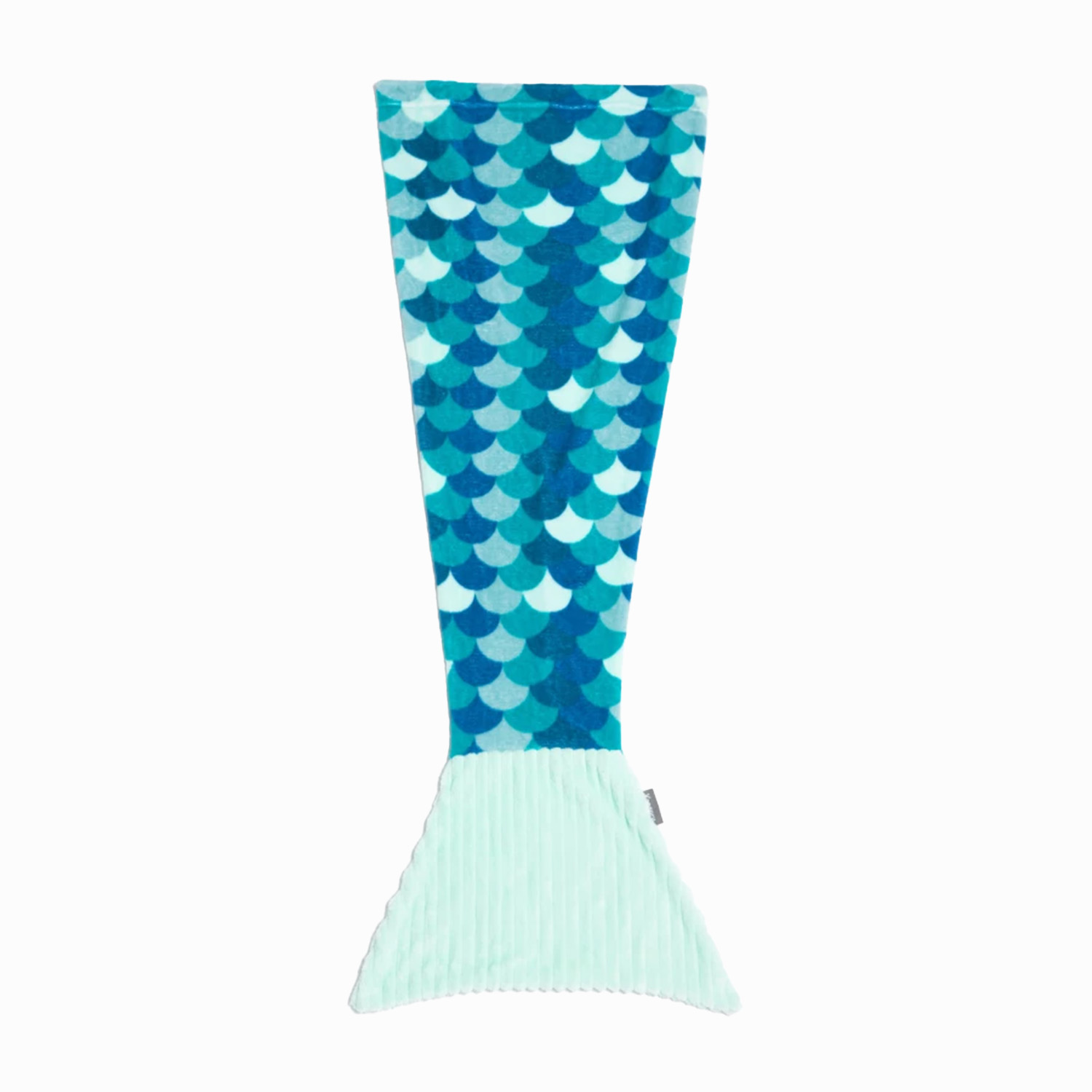 Una coperta a coda di sirena su sfondo bianco. Blu-verde, con motivo a scaglie.