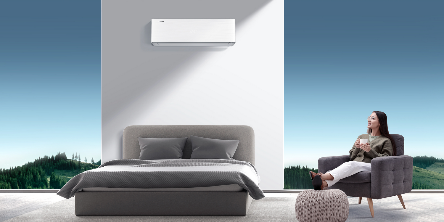 Habitación con cama, silla y aire acondicionado en la pared, vista de un paisaje por la ventana.