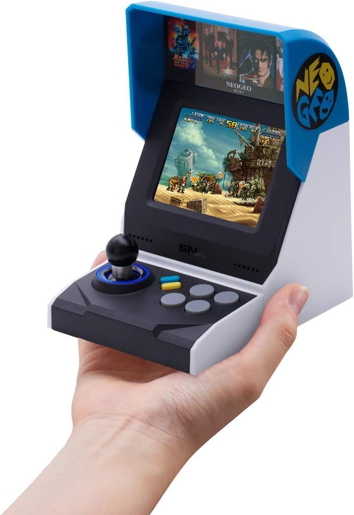 Una mano sosteniendo una pequeña consola de juegos arcade Neo Geo.
