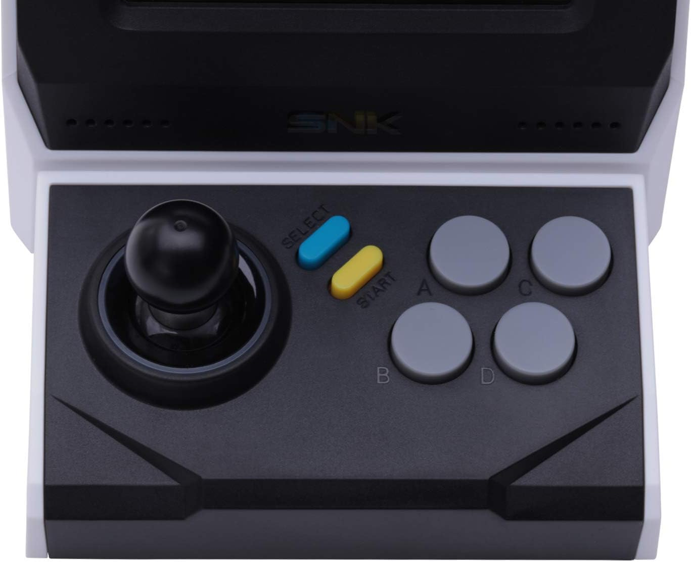 Primer plano de un controlador arcade SNK con joystick y varios botones.