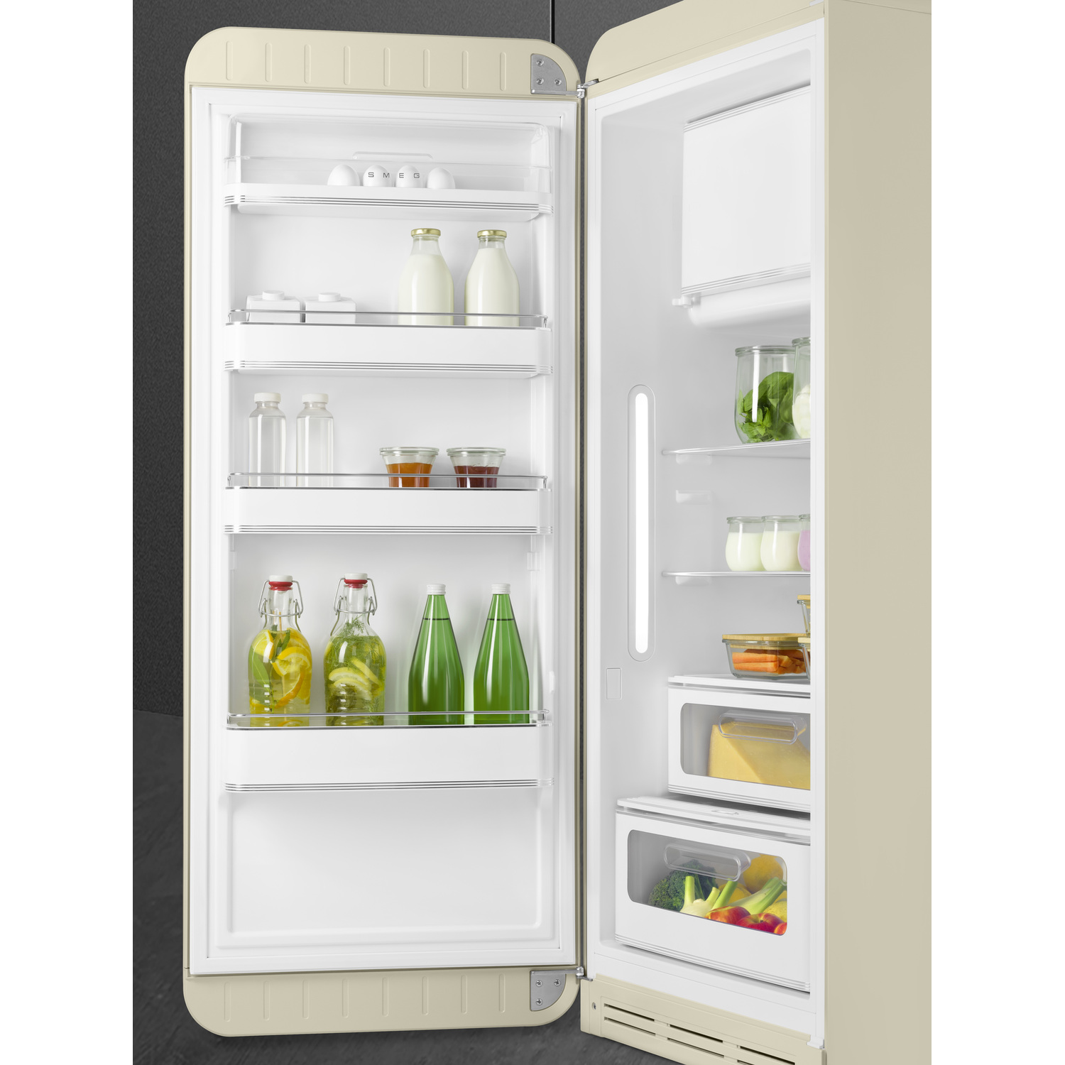 Réfrigérateur avec porte ouverte, rempli d'aliments.