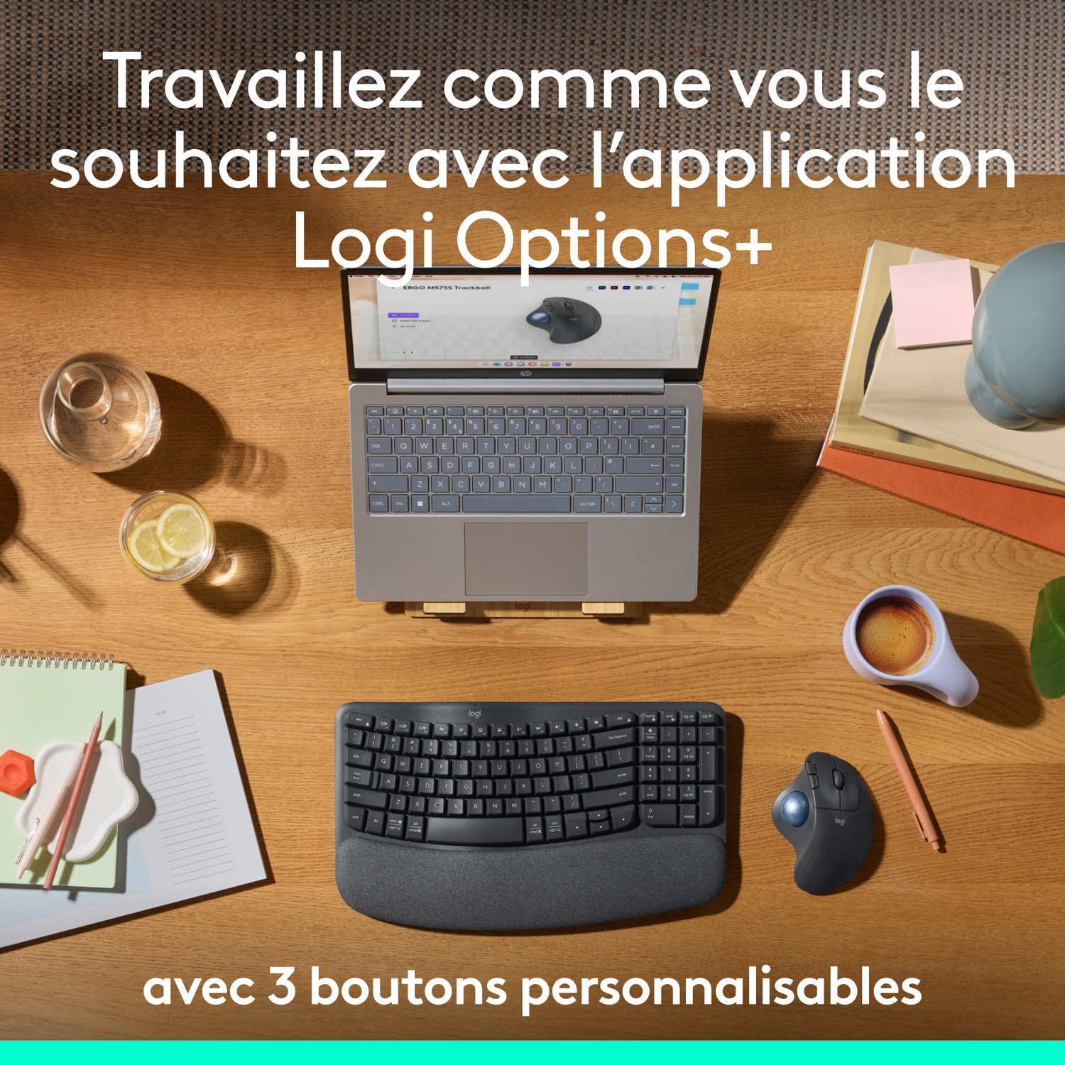 Un bureau avec un ordinateur portable, un clavier, une souris et d'autres accessoires. Du texte en français est visible.