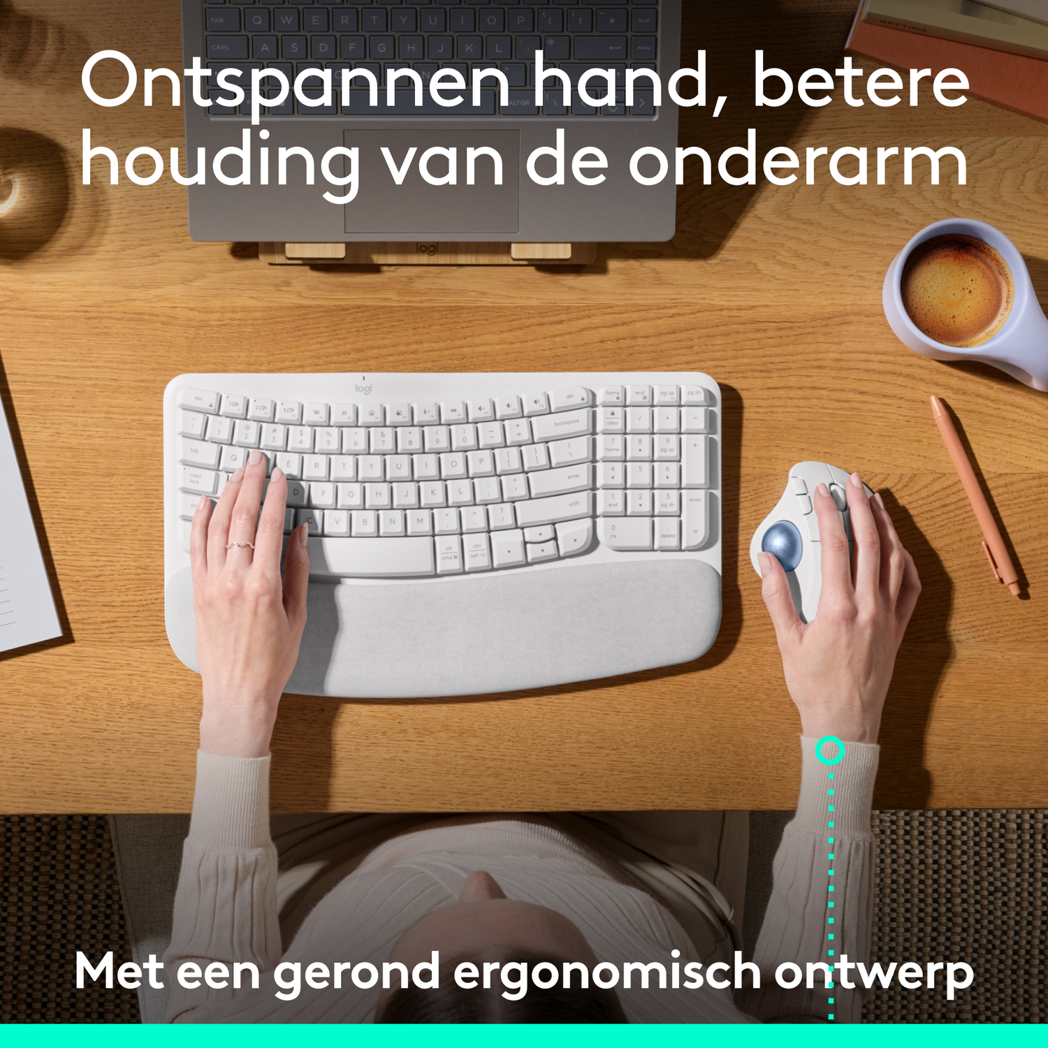 Handen gebruiken een toetsenbord en muis. Een laptop staat op een houten bureau.