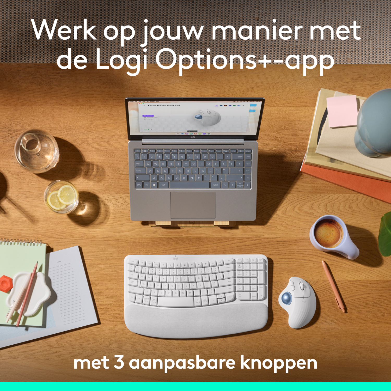 Laptop met toetsenbord, muis en kantoorbenodigdheden op een houten tafel.
