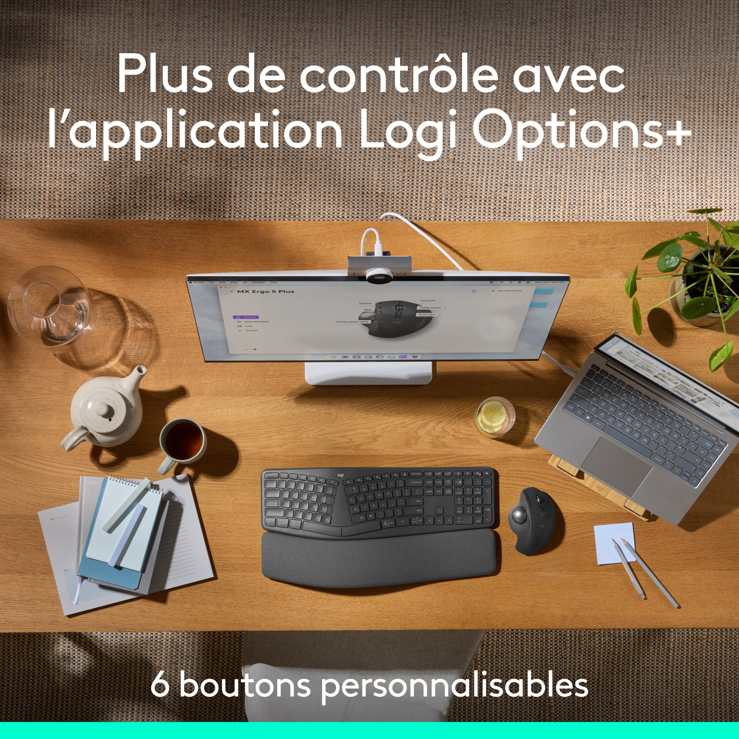 Une vue de dessus d'un bureau en bois avec une configuration informatique et des accessoires.