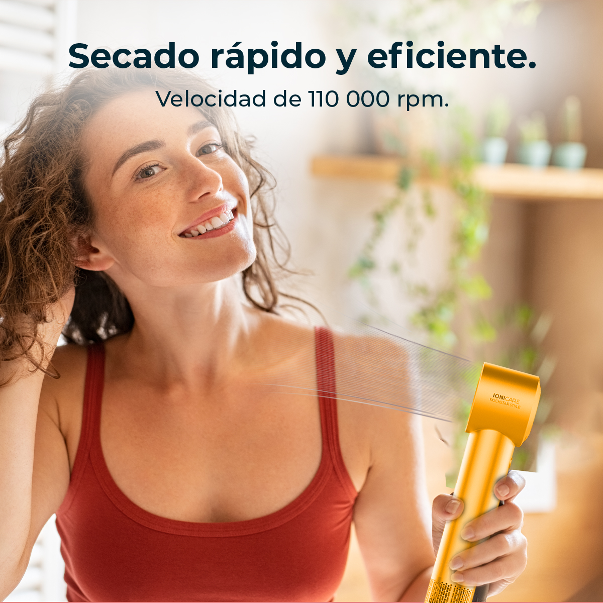 Mujer sosteniendo secador dorado, sonriendo, texto sobre secado rápido.