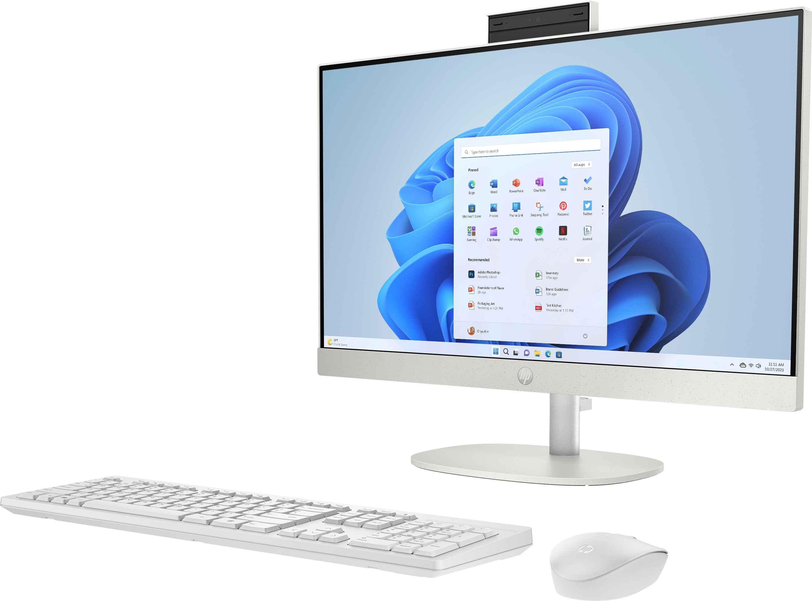 Computadora todo en uno con teclado, ratón y cámara web blancos en la parte superior. Pantalla de Windows 11.