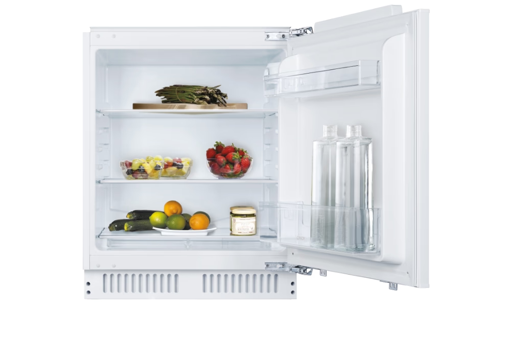 Refrigerador abierto con comida dentro, incluyendo frutas, verduras y frascos.