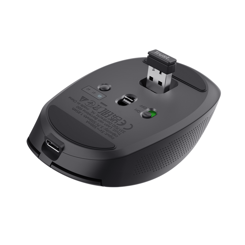 La parte inferior de un ratón inalámbrico negro con un receptor USB insertado.