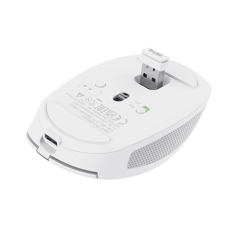 Un ratón de computadora blanco, con un receptor USB insertado. La parte inferior muestra etiquetas y un puerto de carga.
